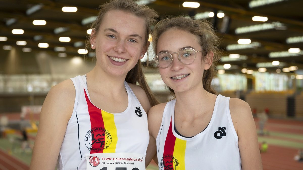 Vor dem Start zum 1500m-Lauf der weiblichen U18: Nina Bergerfurth und Pauline Althoff