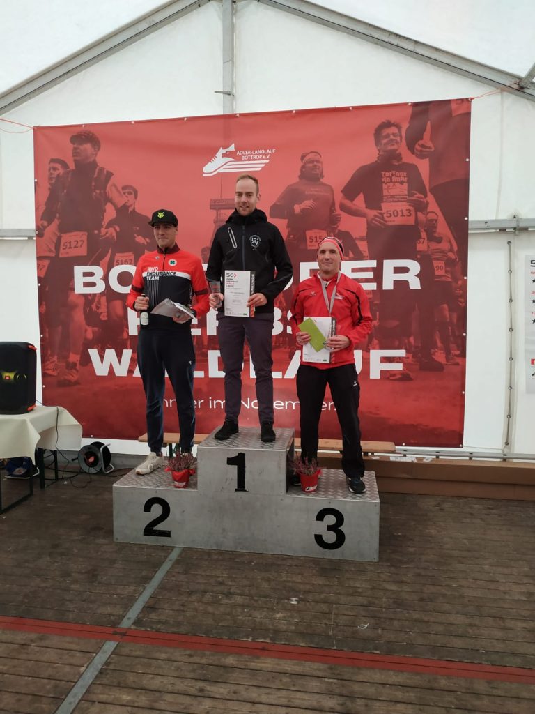 Siegerehrung 50. Bottroper Herbstwaldlauf - Dominik Schüssler Platz 1