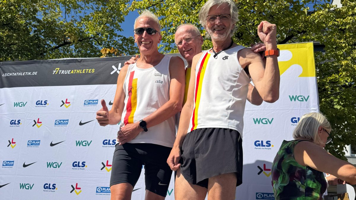 LSF Münster mit Uli Kaiser, Jochen Koch und Michael Holtkötter, Bronze im Team M65 und älter DM Straßenlauf 2025 in Siegburg. Foto: Anne Holtkötter