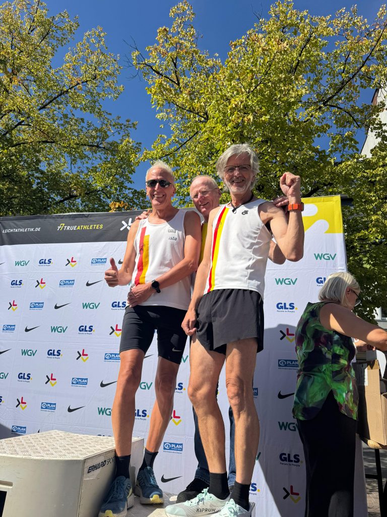 DM 10-km 1. 2025 LSF Münster mit Uli Kaiser, Jochen Koch und Michael Holtkötter, Bronze im Team M65 und älter DM Straßenlauf 2025 in Siegburg. Foto: Anne Holtkötter
