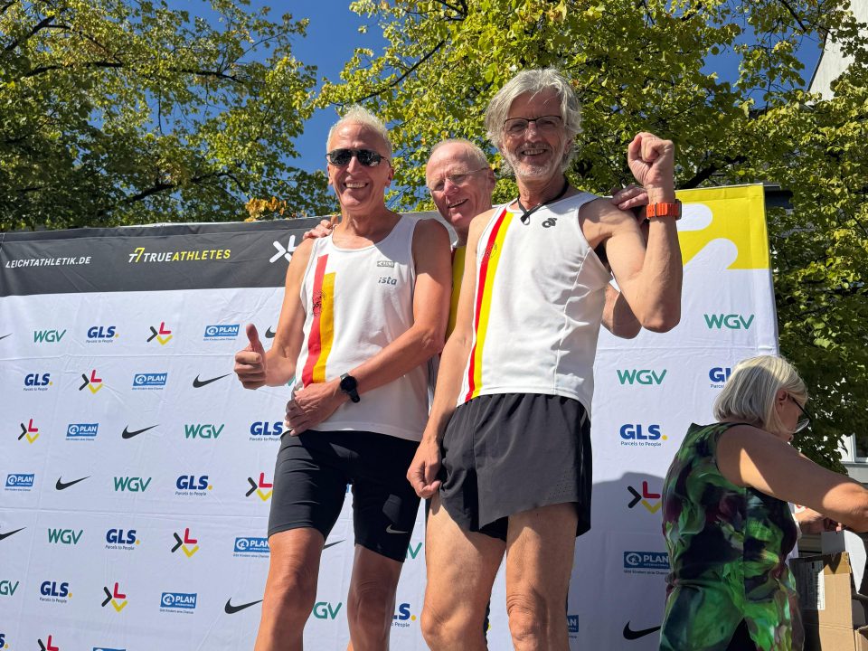 LSF Münster mit Uli Kaiser, Jochen Koch und Michael Holtkötter, Bronze im Team M65 und älter DM Straßenlauf 2025 in Siegburg. Foto: Anne Holtkötter