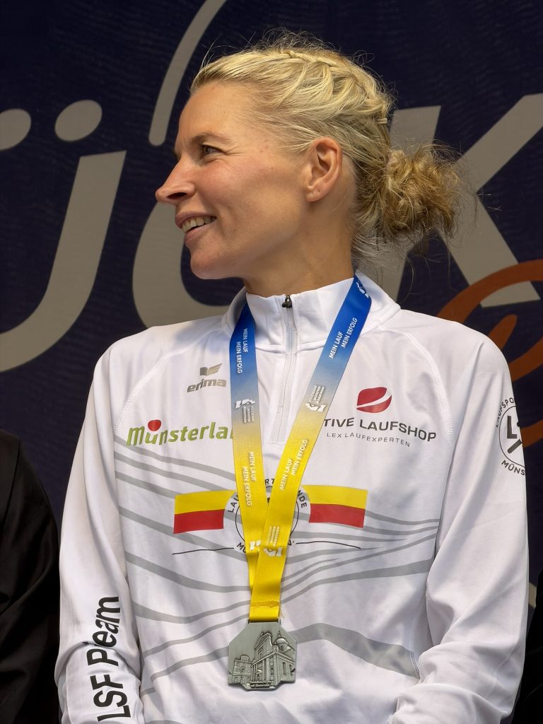 IMG_8276 Jana Kappenberg vom LSF ProTeam wurde in Bestzeit zweitschnellste Deutsche und fünfte in der Gesamtwertung der Frauen beim Münster-Marathon 2025, Foto: M. Holtkötter