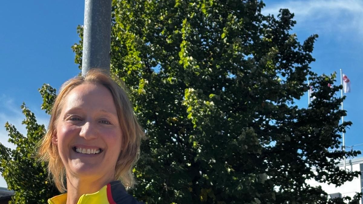 Raija Schmidt ist die Vorfreude auf den EM-Marathon für die Masters anzusehen. Sie strahlt mit dem blauen Himmel und die Wette. (Foto: Privat)