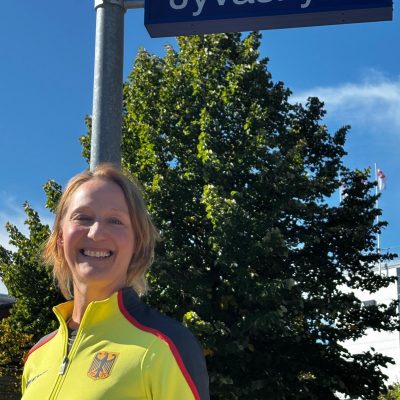 Raija-Schmidt-Jyväskylä-2025-privat Raija Schmidt ist die Vorfreude auf den EM-Marathon für die Masters anzusehen. Sie strahlt mit dem blauen Himmel und die Wette. (Foto: Privat)