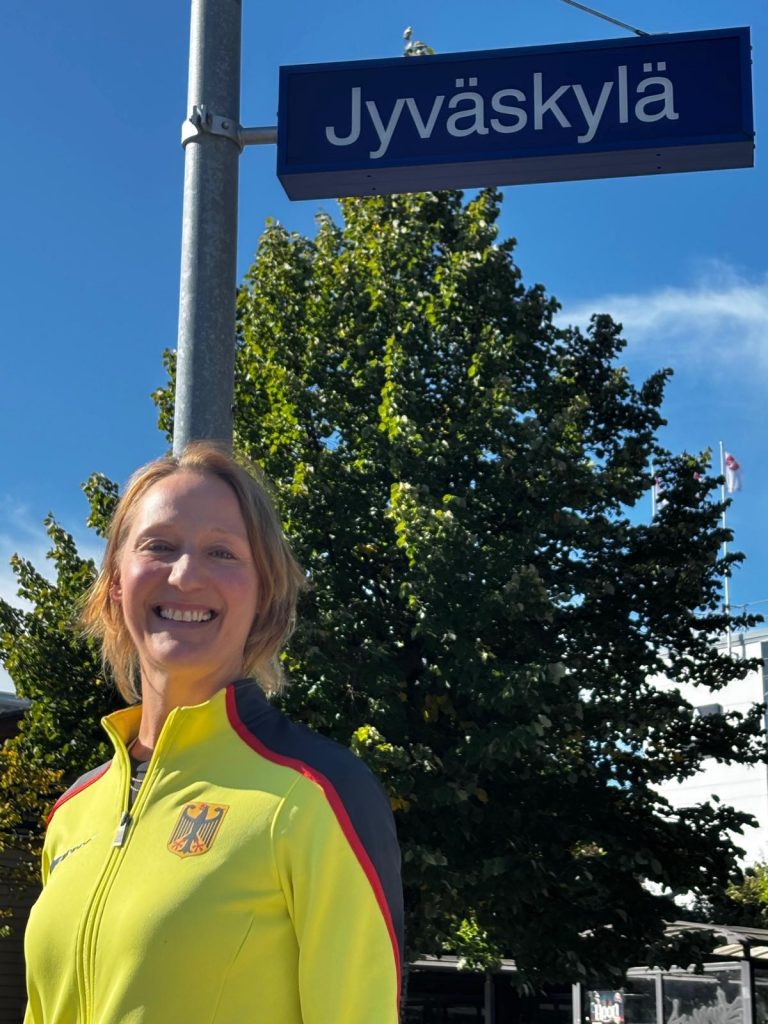 Raija-Schmidt-Jyväskylä-2025-privat Raija Schmidt ist die Vorfreude auf den EM-Marathon für die Masters anzusehen. Sie strahlt mit dem blauen Himmel und die Wette. (Foto: Privat)