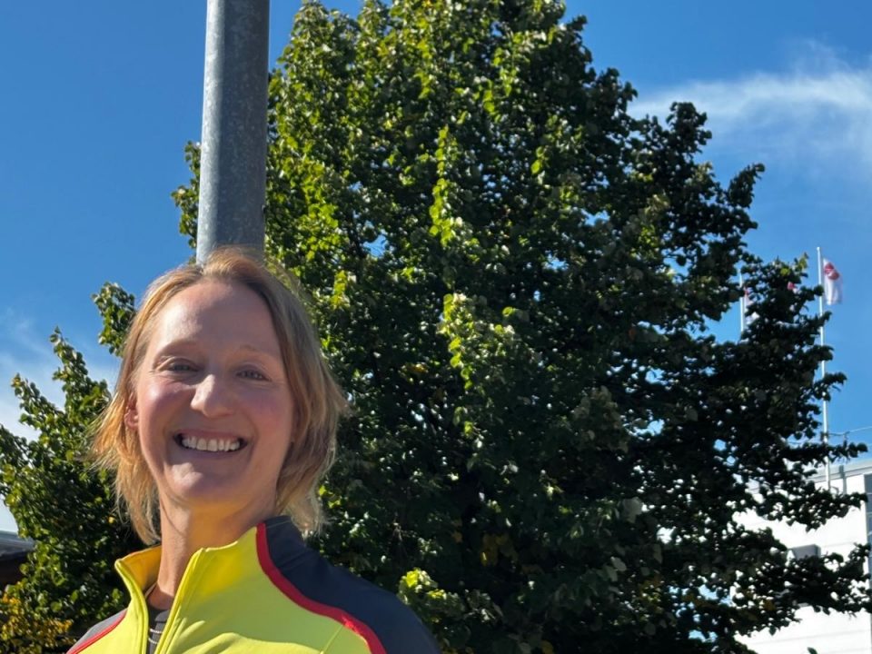 Raija Schmidt ist die Vorfreude auf den EM-Marathon für die Masters anzusehen. Sie strahlt mit dem blauen Himmel und die Wette. (Foto: Privat)