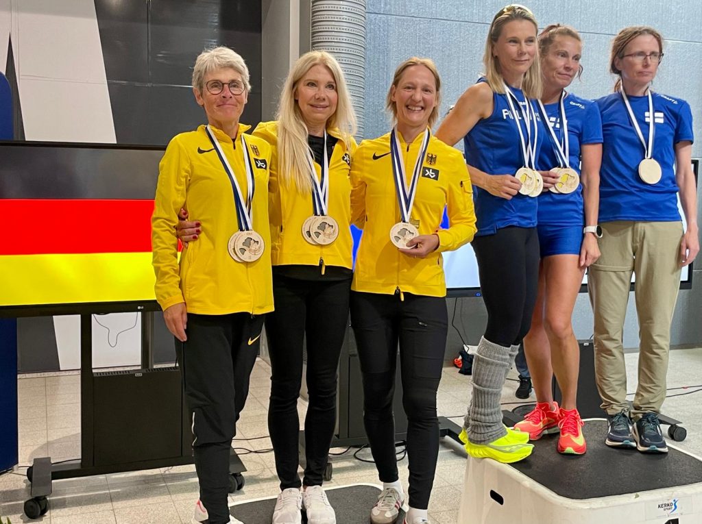 Raija-Schmidt-Team-Deutschland-Silber-Foto-privat Raija Schmidt (dritte von links), LSF MastersTeam, Silber mit dem deutschen Team bei der Masters EM im Marathon in Jyväskylä, 2025, Foto: privat