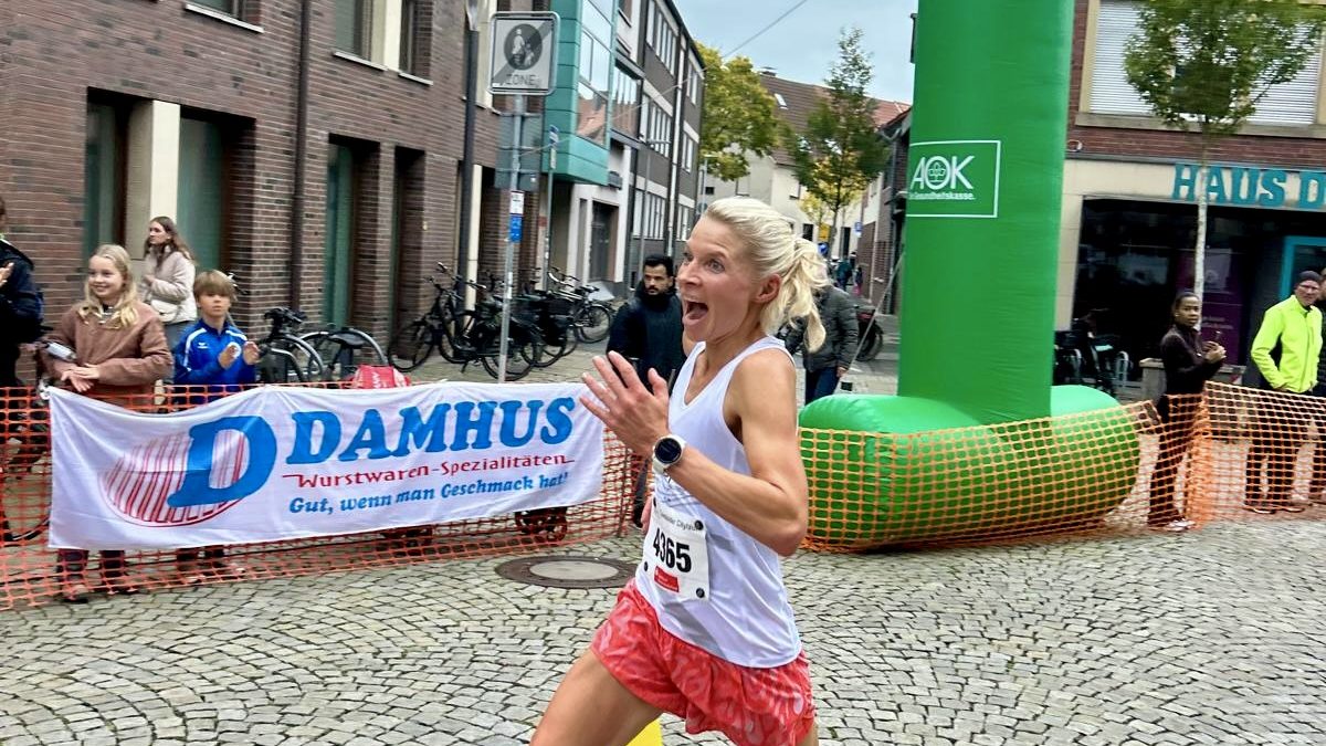 Jana Kappenberg, LSF ProTeam, stürmt zu einer neuen Bestzeit über 10 km. Foto: Katharina Ackermann