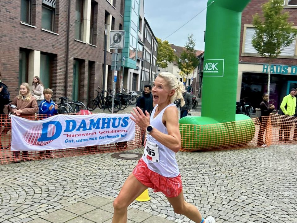 Jana Kappenberg, LSF ProTeam, stürmt zu einer neuen Bestzeit über 10 km. Foto: Katharina Ackermann