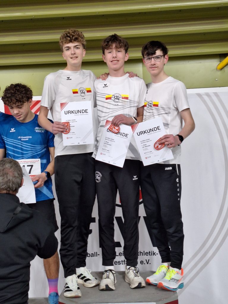 Hamann-Teute-Hülsb-Westf-Halle26 LSF Münster, Janus Haman, Leo Teutemacher und Elias Hülsbusch, Westfalenmeister in Halle 2026 über 3 x 1.000 m in der MJU18, Foto: Markus Hülsbusch.
