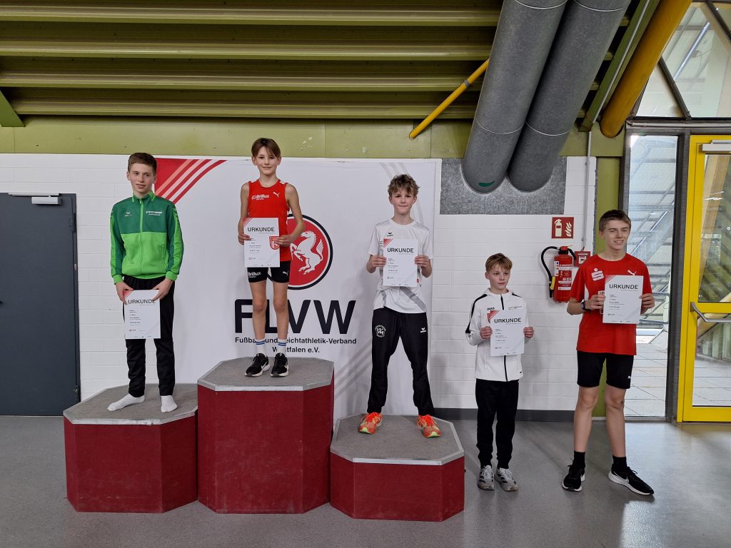 Matti_Teismann-Westf-Halle-26 LSF Münster, Matti Teismann (dritter v.r.), Bronzemedaillengewinner bei den Westfälischen Hallenmeisterschaften 2026, Foto: Markus Hülsbusch.