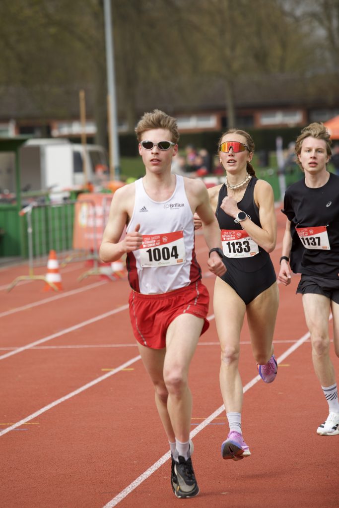 0P1A2305 Jari Bender, LG Brillux Münster und Frieda Breitkopf, Running Crew Münster, Gesamtsieger bzw. Gasamtsiegerin 5 km beim Siena GARDEN Straßenlauf am 21. März 2026. Foto: M. Holtkötter