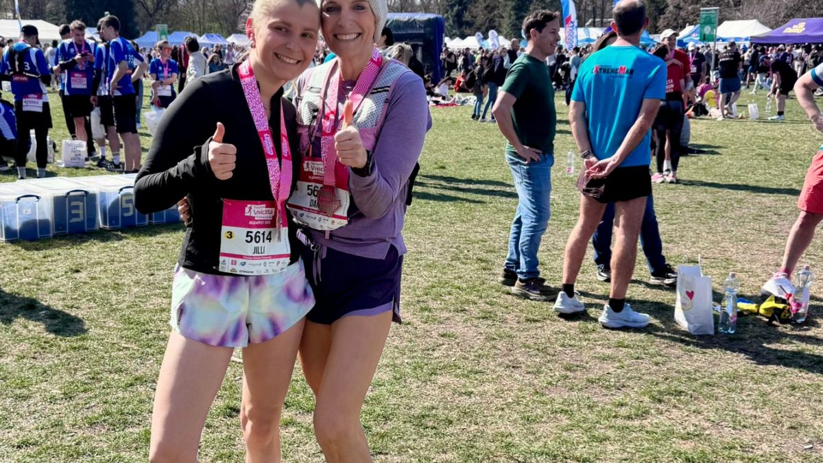 Daniela Flieger, LSF Münster, mit ihrer Tochter Jil beim Halbmarathon in Budapest.
