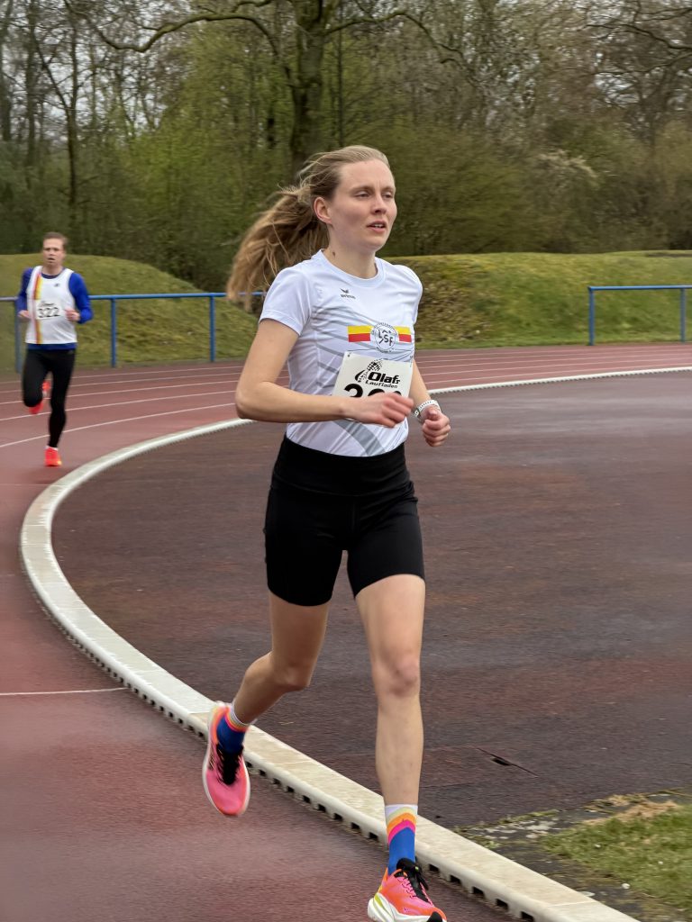 Laura Brockhoff Laura Brockhoff, LSF Münster, 3.000 m beim Langlaufmeeting in Oelde 2026. Foto: M. Holtkötter