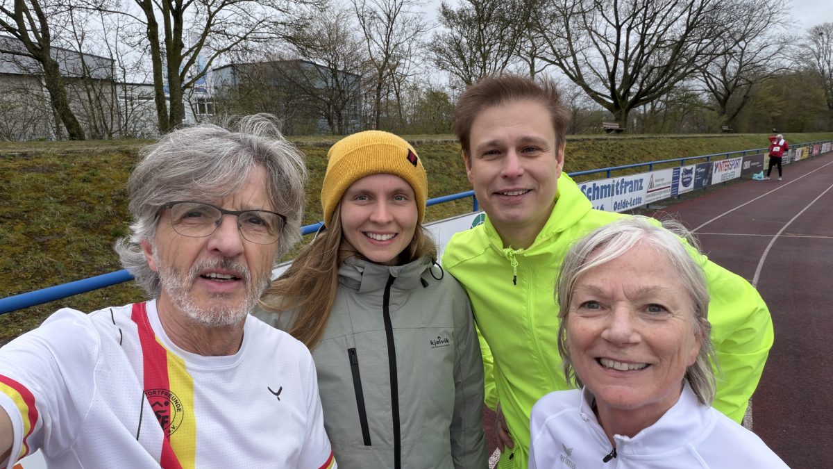 Michael Holtkötter, Laura Brockhoff, Dominik Schmaltz und Anne Holtkötter, LSF Münster beim Langlaufmeeting in Oelde am 28. März 2026. Foto: M. Holtkötter