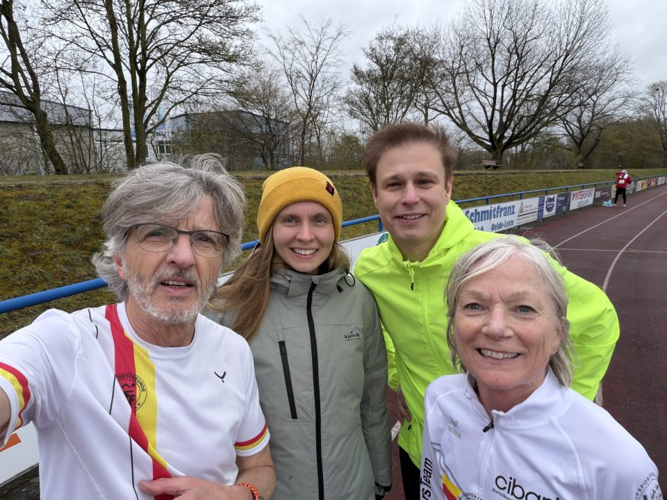 Michael Holtkötter, Laura Brockhoff, Dominik Schmaltz und Anne Holtkötter, LSF Münster beim Langlaufmeeting in Oelde am 28. März 2026. Foto: M. Holtkötter