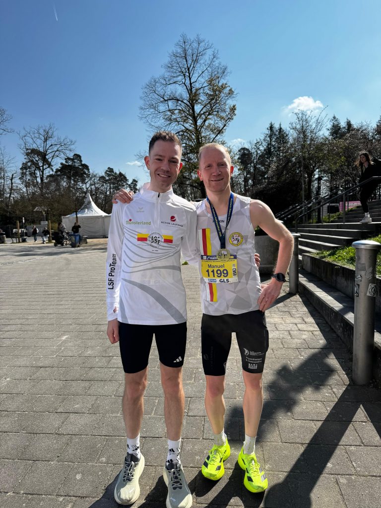 Jannik Tillar und Manuel Kruse, 3. Platz Mannschaftswertung Männer bei der DM im Halbmarathon 2026 in Frankfurt. Es fehlt Fritz Koch, der dritte Läufer im Team.