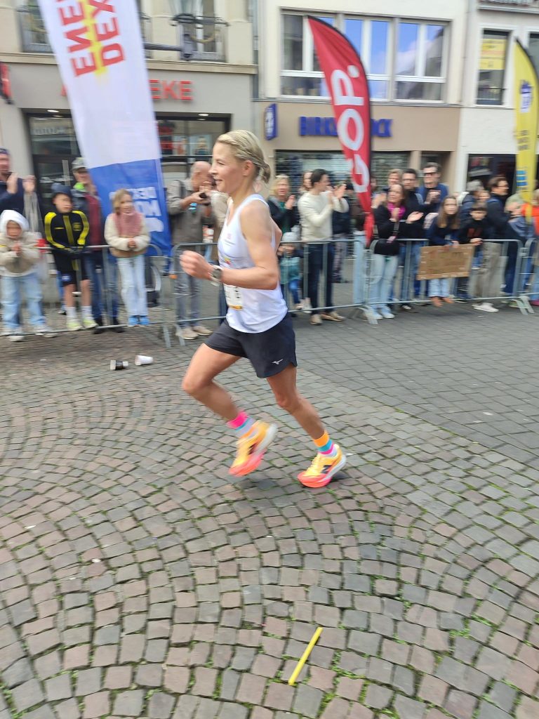 Jana Kappenberg, LSF ProTeam, Gesamtsiegerin beim Bonn-Marathon 2026.