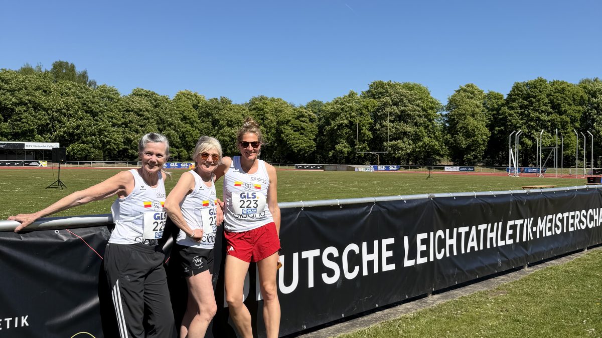Delia Krell-Witte, Anne Holtkötter und Alexandra Schoppe-Schmidt vom LSF MastersTeam bei den Deutschen Langstreckenmeisterschaften in Celle 2026, Foto: M. Holtkötter