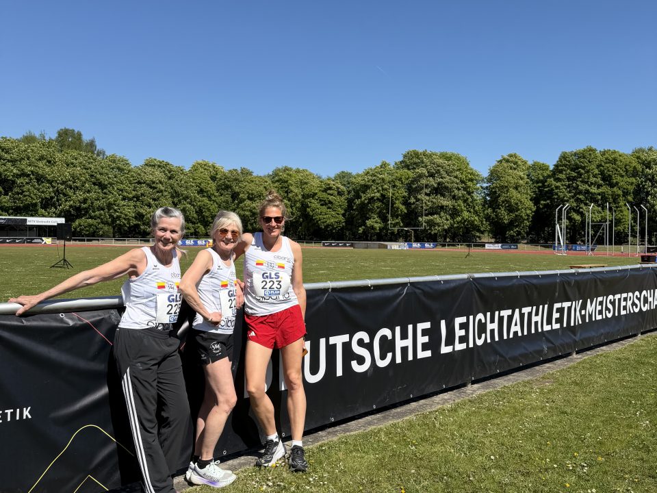 Delia Krell-Witte, Anne Holtkötter und Alexandra Schoppe-Schmidt vom LSF MastersTeam bei den Deutschen Langstreckenmeisterschaften in Celle 2026, Foto: M. Holtkötter