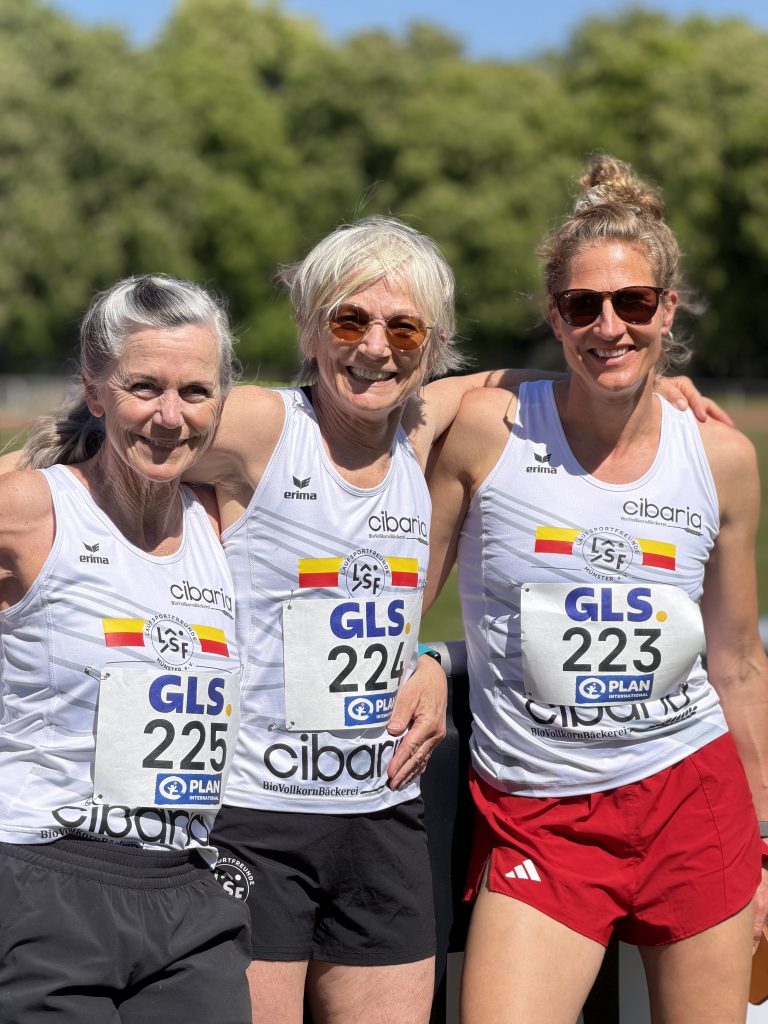 Delia Krell-Witte, Anne Holtkötter und Alexandra Schoppe-Schmidt vom LSF MastersTeam bei den Deutschen Langstreckenmeisterschaften in Celle 2026, Foto: M. Holtkötter