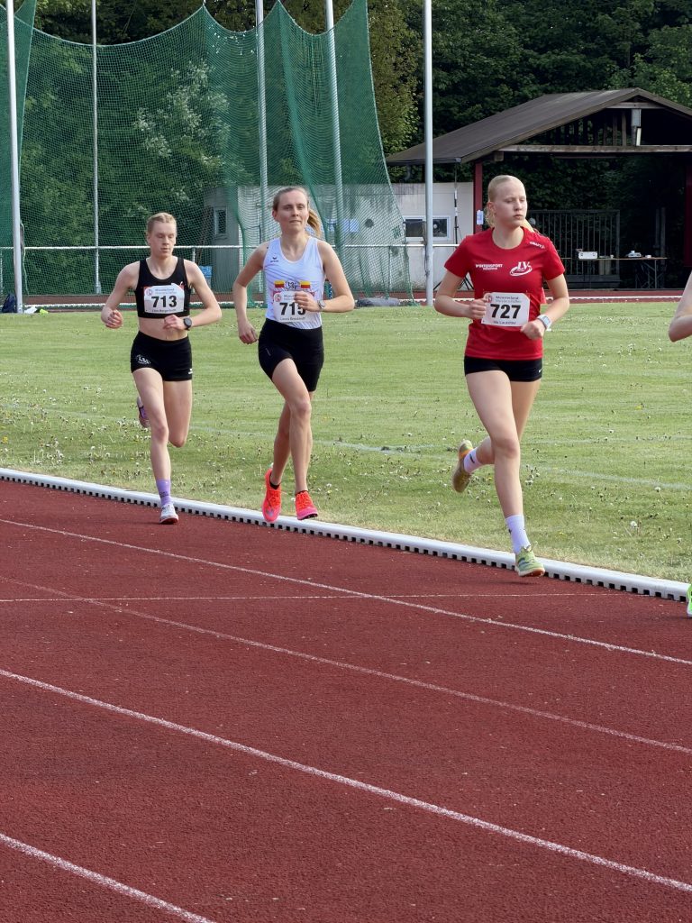 Laura Brockhoff und Lisa Bergerfurth (713), LSF Münster, 1.500 m bei den Münsterlandmeisterschaften 2026, Foto: M. Holtkötter