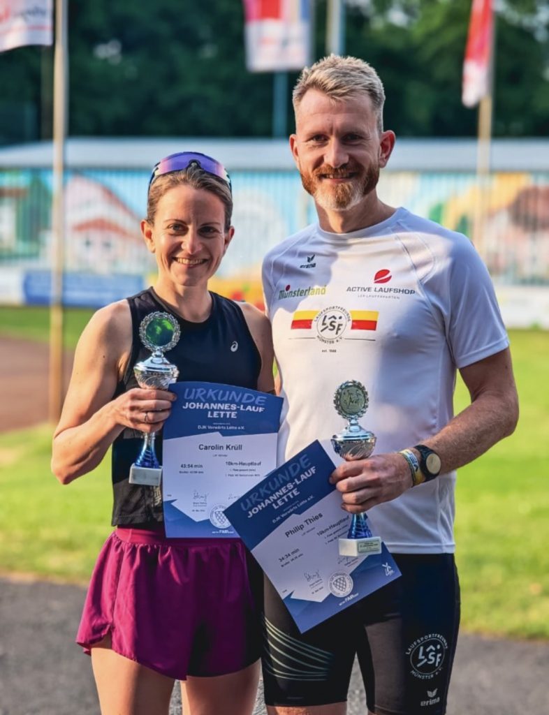 Carolin_Krüll und Philip Thies, LSF Münster, holten jeweils den Gesamtsieg über 10 km beim Johannes-Lauf in Lette 2026.