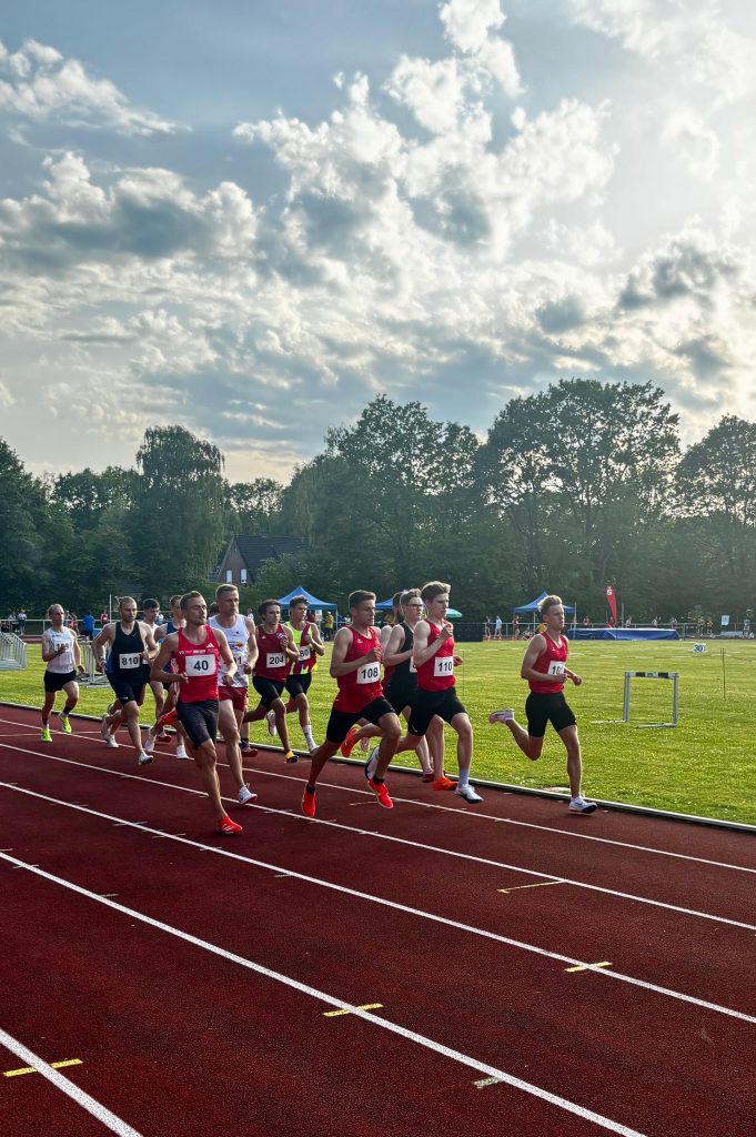Stephan Voskuhl, LSF ProTeam, lief beim 45. Nationalen Pfingstsportfest in Zeven 3:56,99 über 1.500 m.
