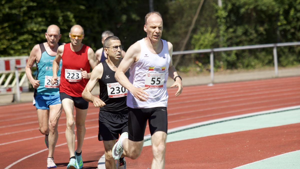 Arne Fischer, LSF Münster, über 1.500 m bei den FLVW Masters Meisterschaften in Lage. Foto: M. Holtkötter