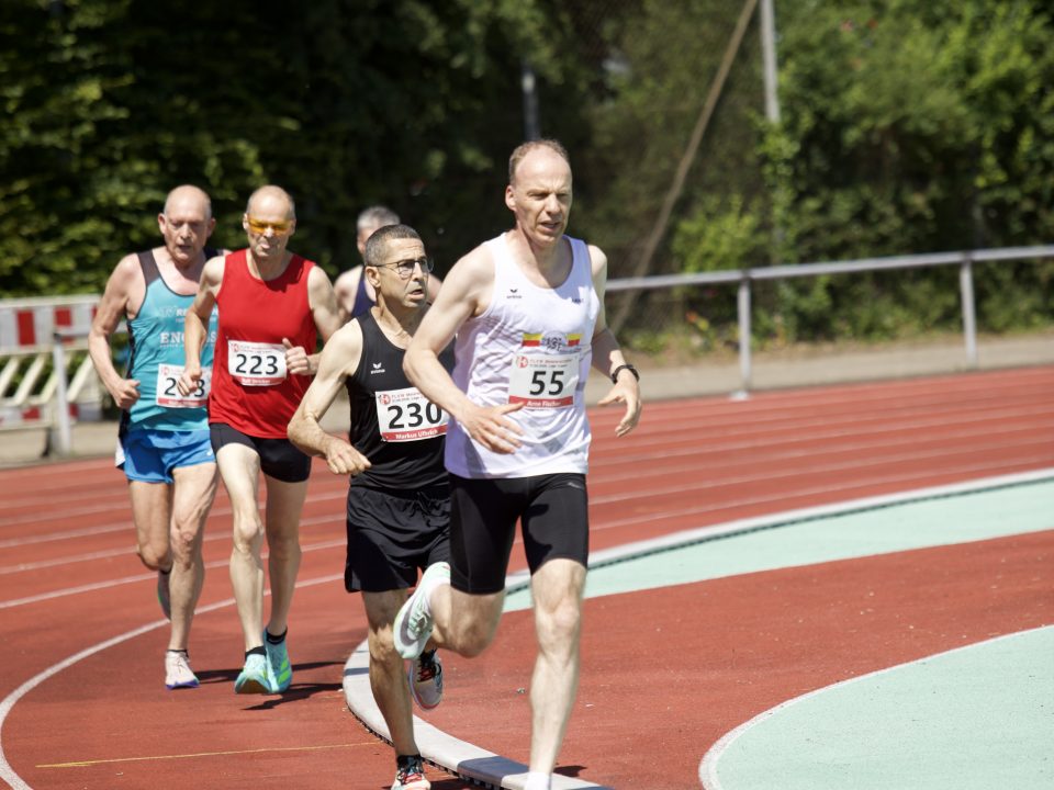 Arne Fischer, LSF Münster, über 1.500 m bei den FLVW Masters Meisterschaften in Lage. Foto: M. Holtkötter