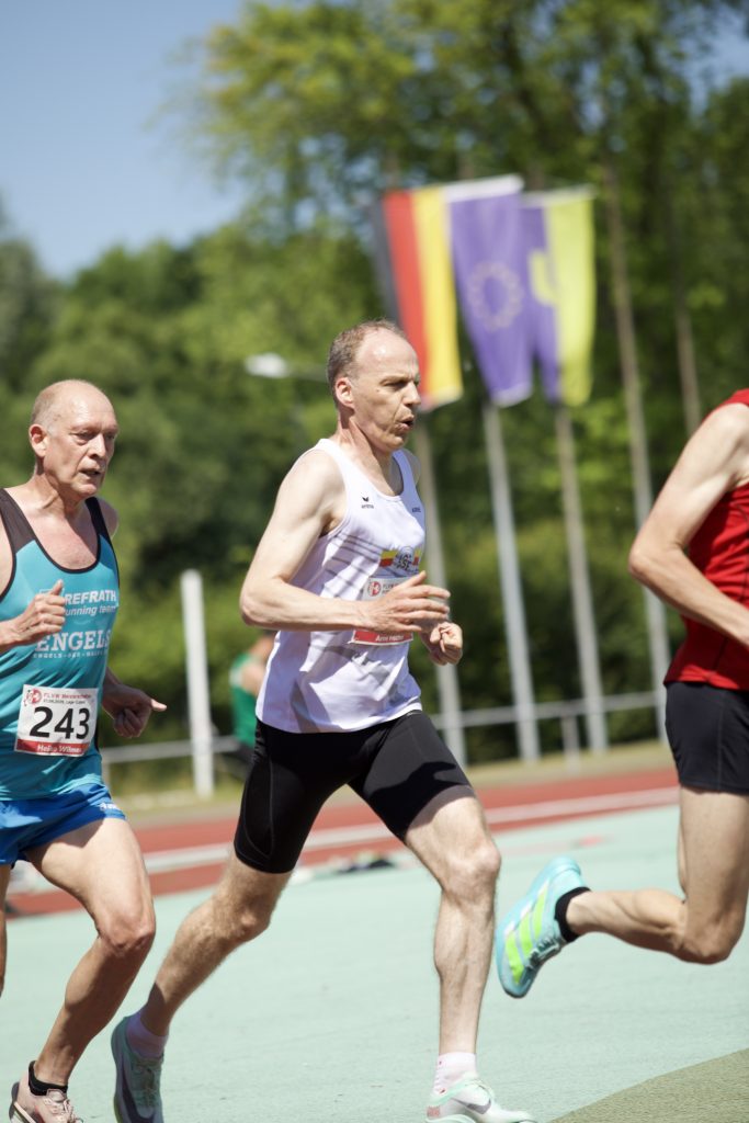0P1A4611 Arne Fischer, LSF Münster, über 1.500 m bei den FLVW Masters Meisterschaften in Lage. Foto: M. Holtkötter