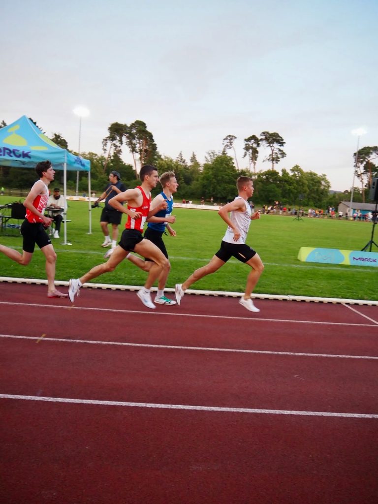Benno_Hille-Pfungstadt-2026-1 Benno Hille, LSF ProTeam, läuft bei der Merck Laufgala in Pfungstadt mit 3:59,13 über 1.500 m erstmals unter 4 Minuten.