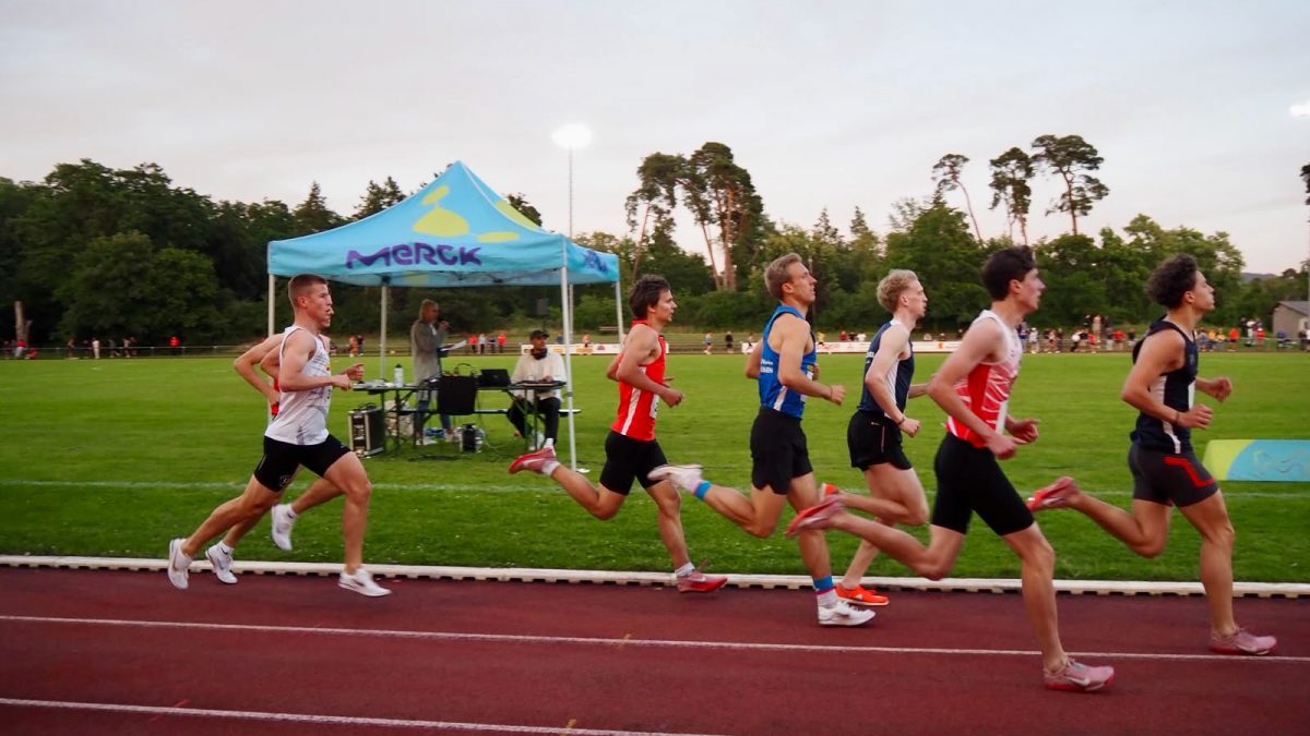 Benno Hille, LSF ProTeam, läuft bei der Merck Laufgala in Pfungstadt mit 3:59,13 über 1.500 m erstmals unter 4 Minuten.