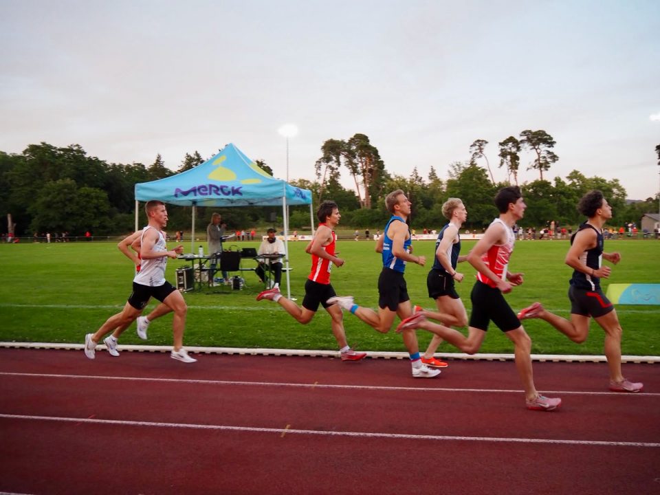 Benno Hille, LSF ProTeam, läuft bei der Merck Laufgala in Pfungstadt mit 3:59,13 über 1.500 m erstmals unter 4 Minuten.