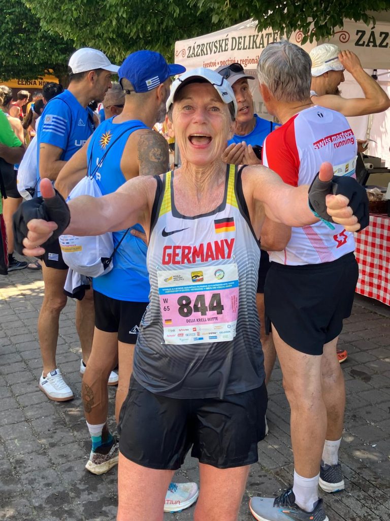 Delia Krell-Witte, LSF MastersTeam, ist total happy, dass sie bei den Masters Berglauf-Weltmeisterschaften in der W65 mit dem deutschen Team eine Silbermedaille gewonnen hat.