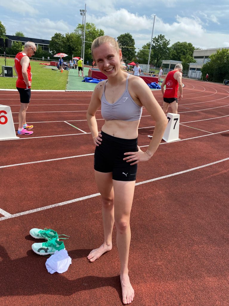 b1d36bbf-d214-4d34-a327-fdbdf95a5bfd Laura Brockhoff, LSF Münster, freut sich nicht nur über die neue Bestzeit von 2:31,26 über 800 m, sondern auch sich von den Spikes nach dem Lauf befreien zu können.