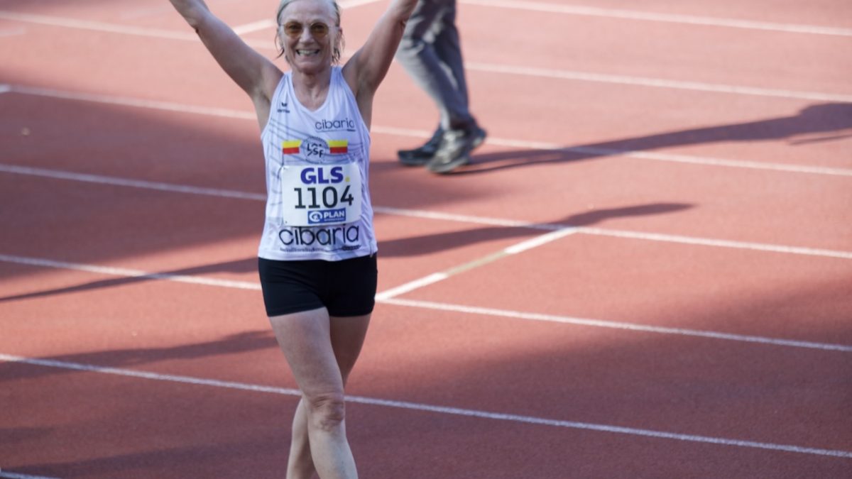 Anne Holtkötter, LSF MastersTeam, holt über 1.500 m der AK W65 Silber bei den Deutschen Meisterschaften der Masters in Mönchengladbach 2026. Foto: M. Holtkötter