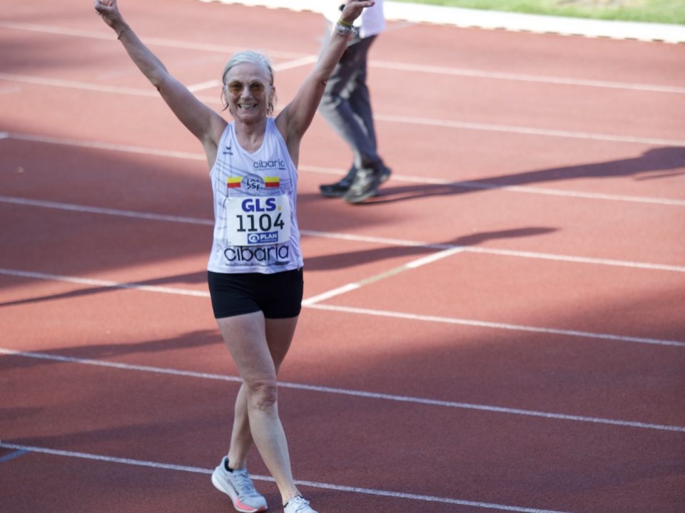 Anne Holtkötter, LSF MastersTeam, holt über 1.500 m der AK W65 Silber bei den Deutschen Meisterschaften der Masters in Mönchengladbach 2026. Foto: M. Holtkötter