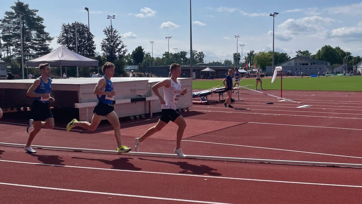 Benno Hille, LSF ProTeam, läuft in Walldorf eine neue Bestzeit über 1.500 m mit 3:57,86.