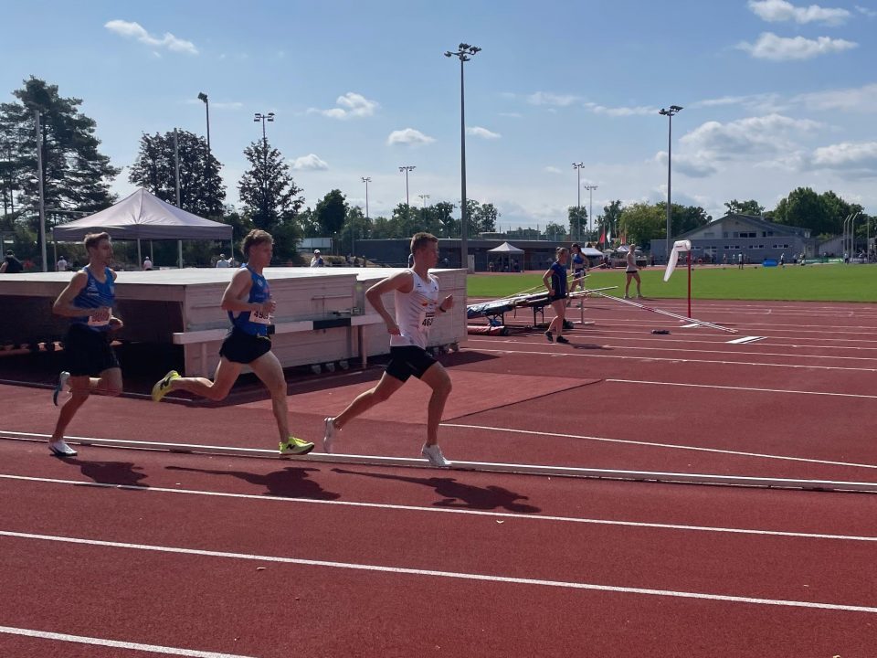 Benno Hille, LSF ProTeam, läuft in Walldorf eine neue Bestzeit über 1.500 m mit 3:57,86.