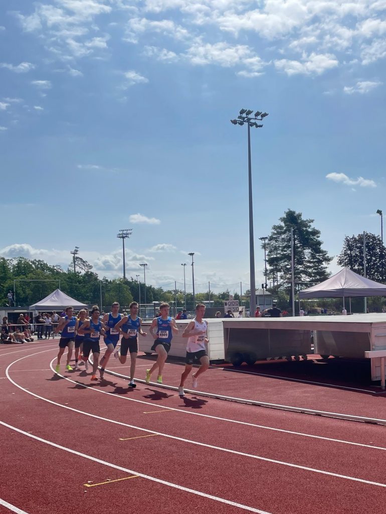 Benno-Hille-1500m-a Benno Hille führt über 1.500 m das Feld an und läuft am Ende eine neue Bestzeit als Vierter im Gesamteinlauf.