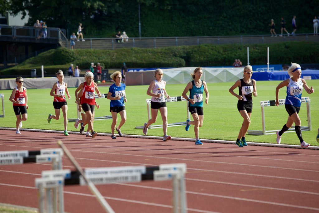 DM_Masters_2026-©M_Holtkötter0001 Anne Holtkötter, LSF MastersTeam, holt über 1.500 m der AK W65 Silber bei den Deutschen Meisterschaften der Masters in Mönchengladbach 2026. Foto: M. Holtkötter