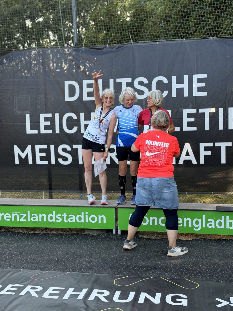 DM_Masters_2026-©M_Holtkötter0006 Anne Holtkötter, LSF MastersTeam, holt über 1.500 m der AK W65 Silber bei den Deutschen Meisterschaften der Masters in Mönchengladbach 2026. Foto: M. Holtkötter