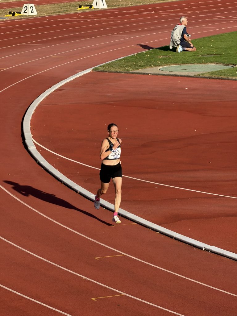 DM_Masters_2026-©M_Holtkötter0009 Dagmar Deuber, LSF Münster, über 1.500 m bei der DM der Masters 2026 in Mönchengladbach. Foto: M. Holtkötter