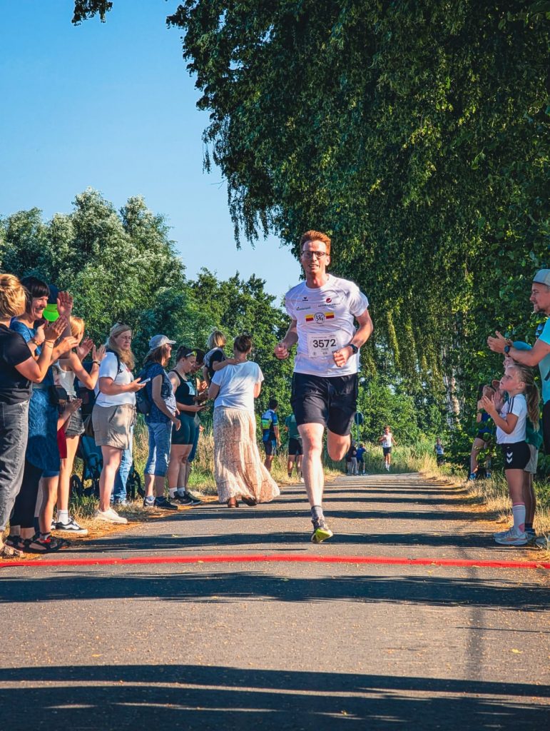 Frederik Taube, LSF ProTeam, gewann den 3-km-Lauf in 9:43 beim 38. Roruper Abendlauf. Foto: Roderic Keunen.