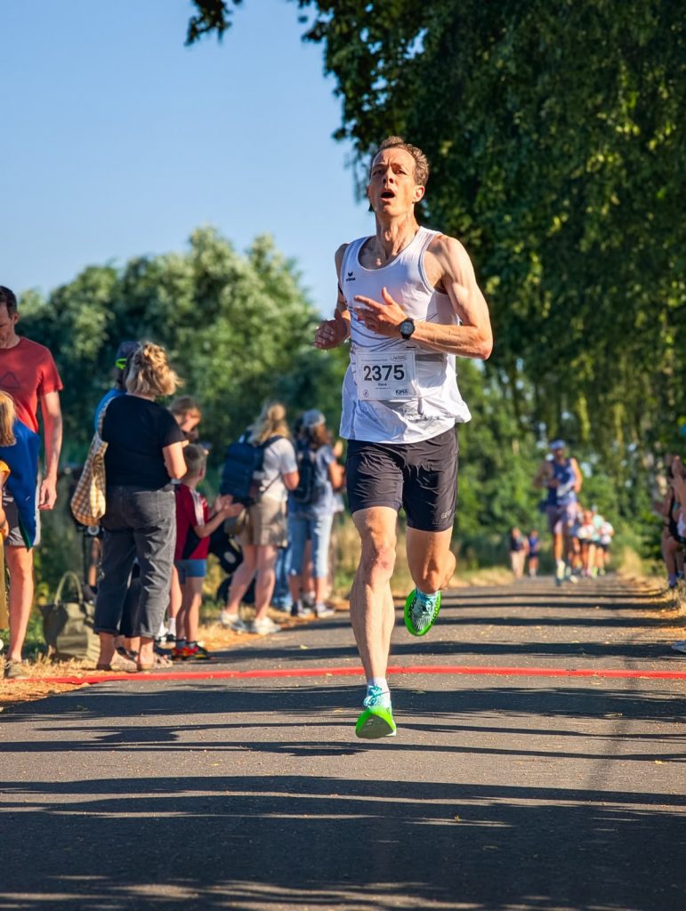 Klaus Brinker, LSF Münster, belegte in 11:02 den 2. Platz über die 3-km-Distanz beim 38. Roruper Abendlauf. Foto: Roderic Keunen.