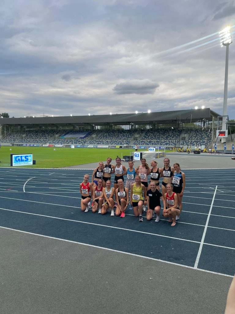 Lisa-Krell-5000-DMU23-Gruppe-2026 Lisa Krell, LSF ProTeam, ein Gruppenfoto nach dem 5.000-m-Finale bei den Deutschen Meisterschaften der U23 in Bochum 2026. Foto: Oliver Qiu.