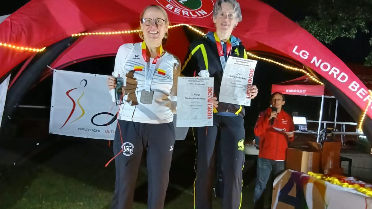 Dagmar Deuber, LSF Münster, freut sich über die Silbermedaille in der AK W50 bei den Deutschen Ultralauf Meisterschaften über 100 km in Berlin Lichtendorf.