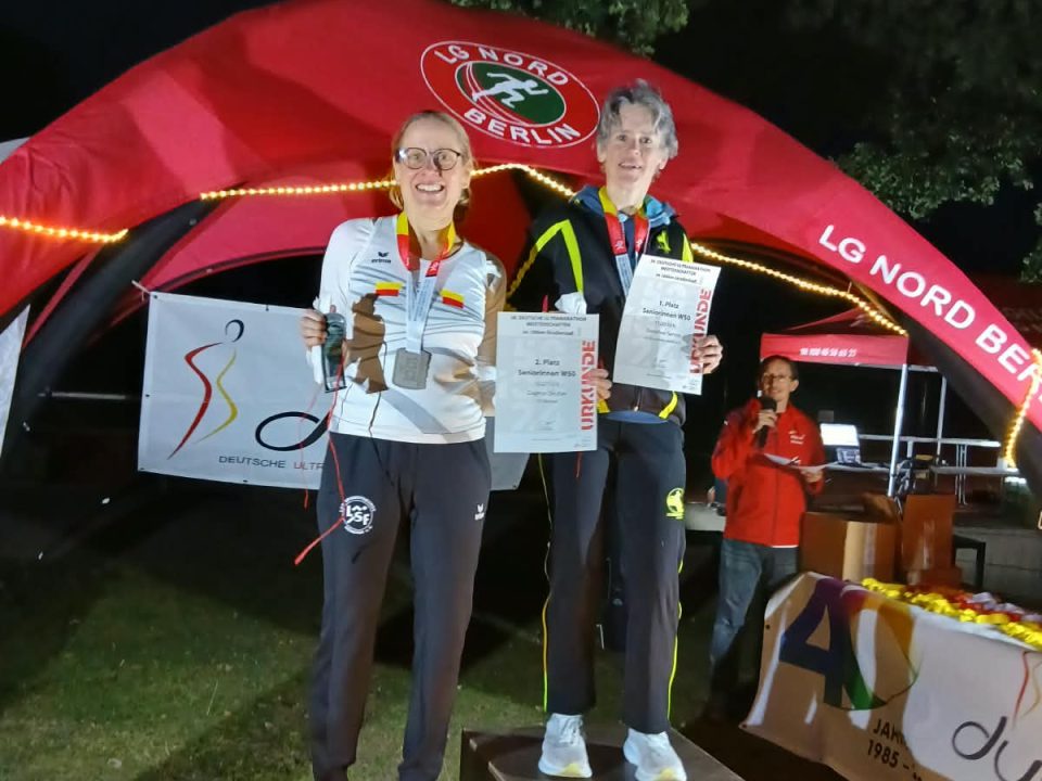 Dagmar Deuber, LSF Münster, freut sich über die Silbermedaille in der AK W50 bei den Deutschen Ultralauf Meisterschaften über 100 km in Berlin Lichtendorf.
