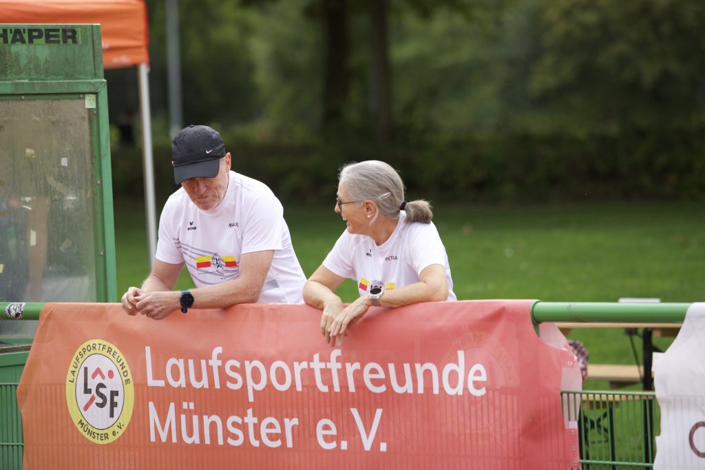 6. Offenes Vereinssportfest Laufsportfreunde Münster am 19. September 2026. Markus im angeregten Gespräch mit Petra, die für 800 m gemeldet hatte. Foto: M. Holtkötter